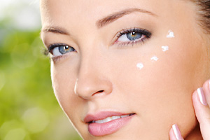 Under-eye treatment with aromatherapy